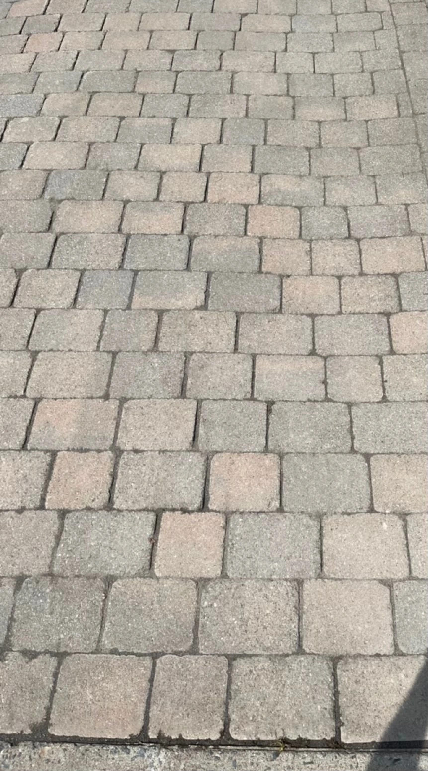 Nettoyage et scellant de pavé uni